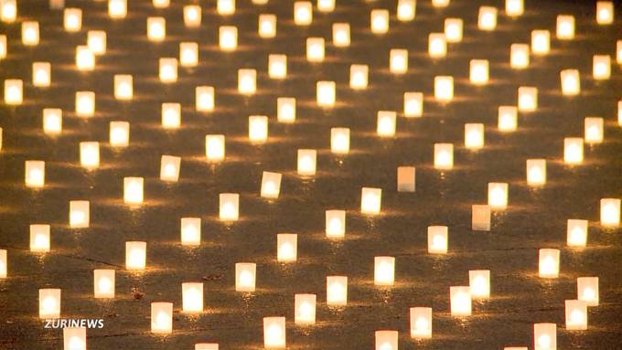 Corona-Mahnwache in Zürich: 886 Kerzen für 886 Todesopfer