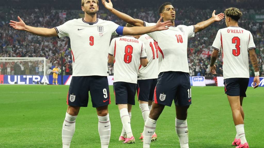 Harry Kane (links) und Jude Bellingham feiern eines ihrer Tore beim Sieg in den Achtelfinals gegen Mexiko