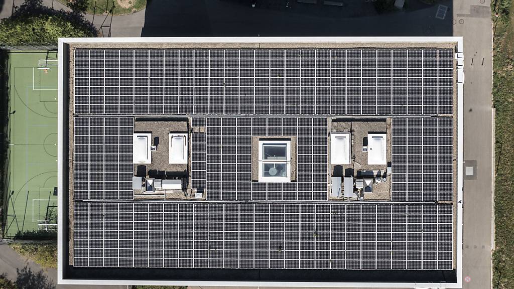 In der Zentralschweiz sind schon diverse Gebäude wie hier in Rotkreuz mit Solarpanels versehen. Nun soll gemäss der SP mit dem KKL ein weiteres dazu kommen.