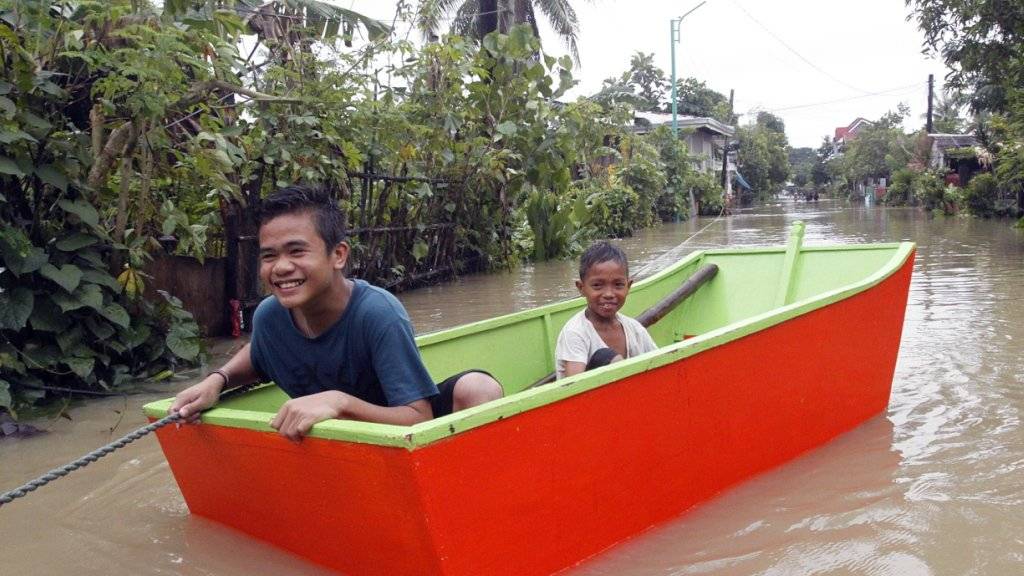 Aufgrund von Überschwemmungen kann man sich im Osten der Philippinen nur noch mit Booten fortbewegen.
