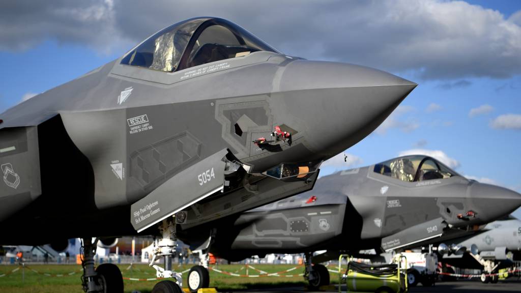ARCHIV - Lockheed Martin F-35 Tarnkappen Mehrzweck Kampfjet der USA ist bei der Raumfahrtausstellung (ILA) ausgestellt. Foto: Britta Pedersen/dpa-Zentralbild/dpa