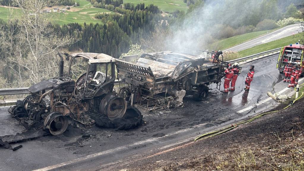 Auf der Ftanerstrasse entzündete sich ein Traktor mit angehängtem Heuwagen.