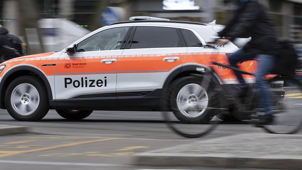 Nach einer kurzen Fahndung im Umkreis des Tatorts konnte die Stadtpolizei Zürich vier mutmassliche Täter festnehmen. (Archivbild)