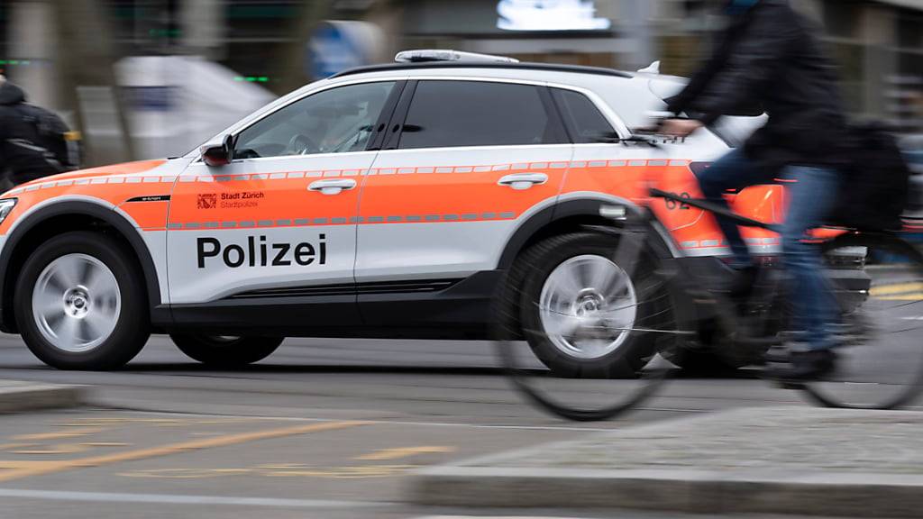 Nach einer kurzen Fahndung im Umkreis des Tatorts konnte die Stadtpolizei Zürich vier mutmassliche Täter festnehmen. (Archivbild)
