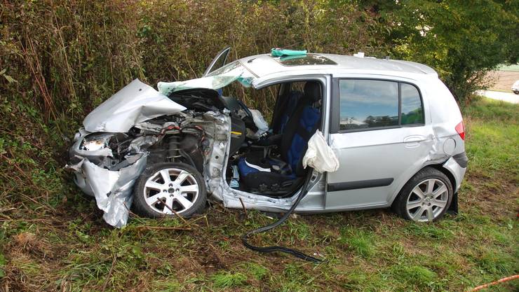 Schnottwil Sun, October 9: A truck collides head-on and side with a car.  The two occupants of the car were injured and Rega had to airlift them to hospital.