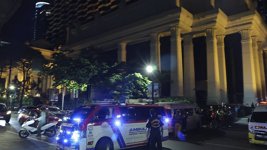 Nach Angaben der Polizei wurden die Leichen von sechs Menschen in dem Luxushotel in der Innenstadt von Bangkok gefunden. Foto: Chatkla Samnaingjam/AP