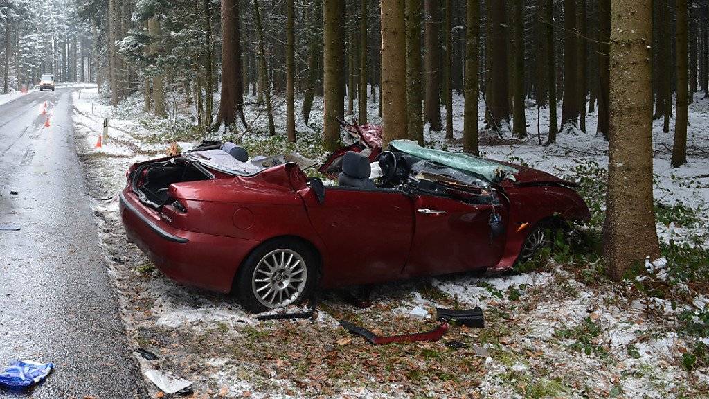 Unfall im Chesslerwald: Eine Lenkerin fuhr zwischen Schongau und Muri in mehrere Bäume und verletzte sich.