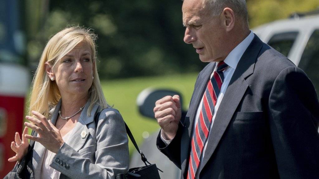 Sie soll neue US-Ministerin für Innere Sicherheit werden: Kirstjen Nielsen, hier zusammen mit ihrem Vorgänger John Kelly. (Archiv)
