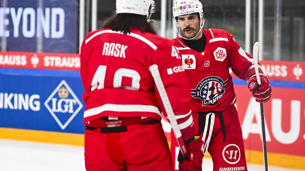 Martin Frk bedankt sich bei seinem neuen Rappi-Teamkollegen Victor Rask für den Assist zum 4:1
