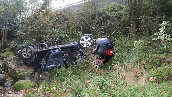 Führerloses Auto stürzt in Bachbett in Gontenbad