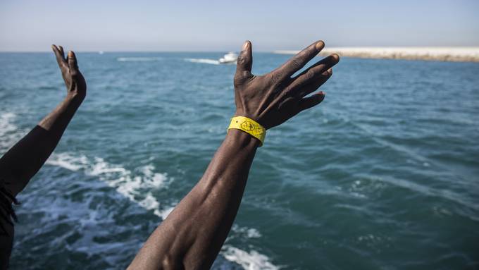 Küstenwache rettet über 240 Flüchtlinge vor dem Ertrinken