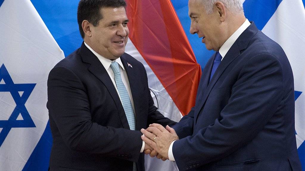Früher andere Politik: Israels Premier Benjamin Netanjahu (rechts) und der ehemalige Präsident Paraguays Horacio Cartés (links) pflegten eine freundschaftliche Beziehung. (Archivbild)