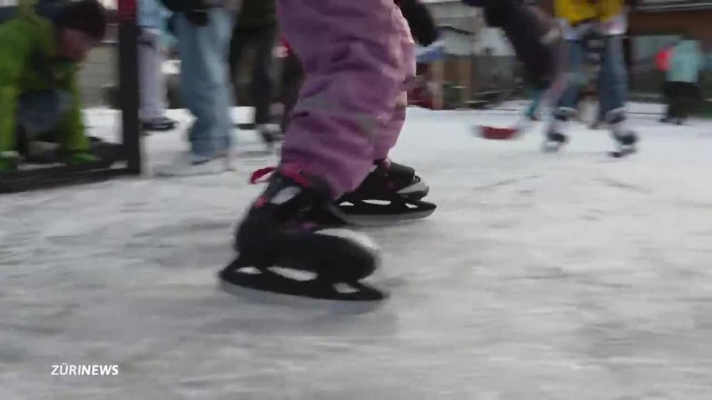 «Chneble» vor dem Veloladen: Pfungemer machte eigenes Eisfeld