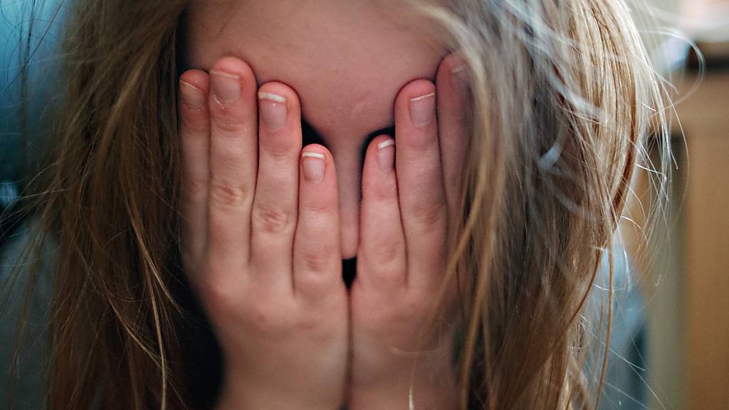 Kinder sind bei häuslicher Gewalt manchmal mitten im Geschehen. (Symbolbild)