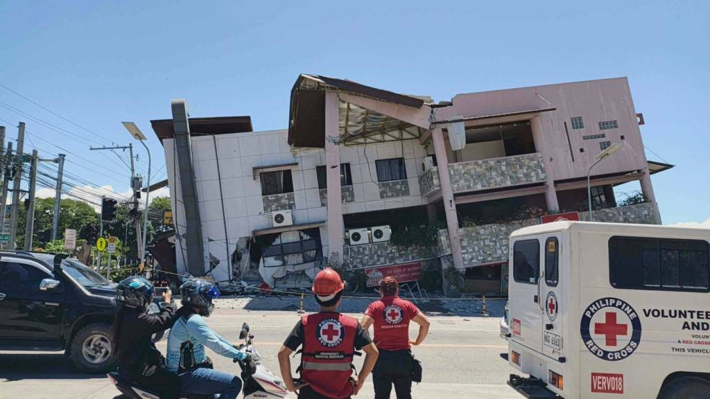HANDOUT - Rettungskräfte begutachten die Schäden nach einem Erdbeben. Foto: Uncredited/Philippine Red Cross via AP/dpa - ACHTUNG: Nur zur redaktionellen Verwendung bis zum 22.06.2026 und nur mit vollständiger Nennung des vorstehenden Credits.