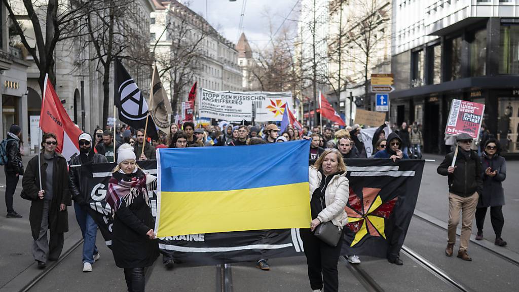 Hunderte setzen in Zürich Zeichen gegen Krieg in der Ukraine