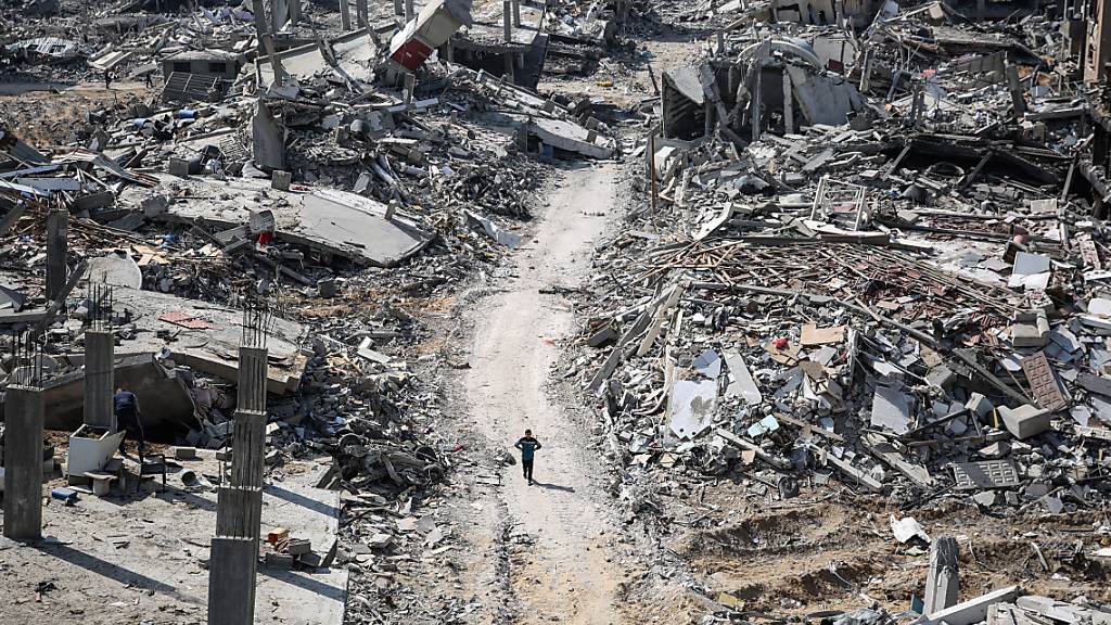 dpatopbilder - Das Ausmaß der Zerstörung im Gazastreifen ist gewaltig. Foto: Omar Ishaq/dpa