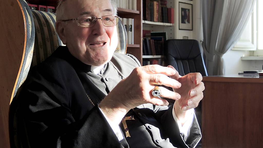 ARCHIV - Der deutsche Kardinal und Theologe Walter Brandmüller sitzt in seinem Arbeitszimmer. Fünf Kardinäle haben Papst Franziskus kurz vor der Weltsynode in Rom in einem kritischen Brief zur Klärung zentraler Fragen der katholischen Lehre aufgefordert. Foto: Lena Klimkeit/dpa