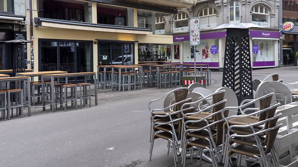 Schweizerinnen und Schweizer machen sich immer mehr Sorgen um ihre finanzielle Situation - im Bild wegen der Coronakrise geschlossene Restaurants in der Steinenvorstadt in Basel.