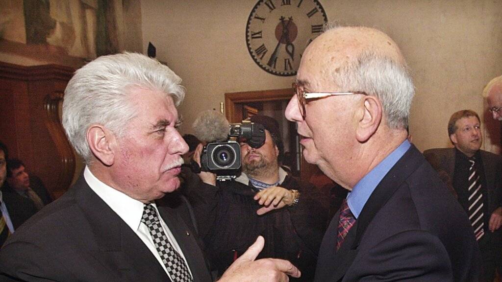 Marcel Mathier (links) und sein Nachfolger Ralph Zloczower bei der Amtsübergabe 2001.