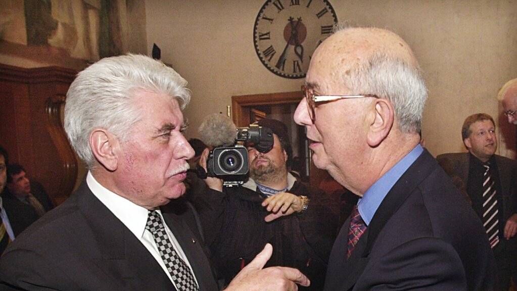 Marcel Mathier (links) und sein Nachfolger Ralph Zloczower bei der Amtsübergabe 2001.