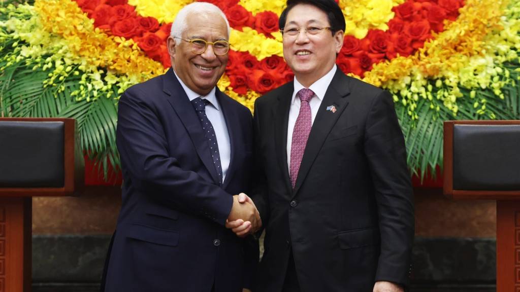 Der Präsident des Europäischen Rates Antonio Costa (l) und der vietnamesische Präsident Luong Cuong schütteln sich die Hände. Foto: Bui Lam Khanh/VNA/AP/dpa