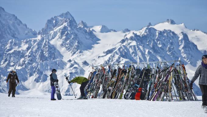 Freiburg und Wallis halten Skigebiete vorerst offen