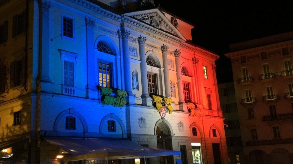 Auch das Tessin trauert um die Opfer in Paris. Am Dienstagabend erstrahlte der Palazzo Civico in Lugano in den Farben der französischen Trikolore.
