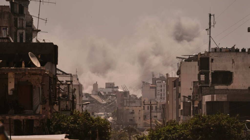 dpatopbilder - Nach einem israelischen Luftangriff in Gaza-Stadt steigt Rauch in den Himmel. Foto: Jehad Alshrafi/AP/dpa