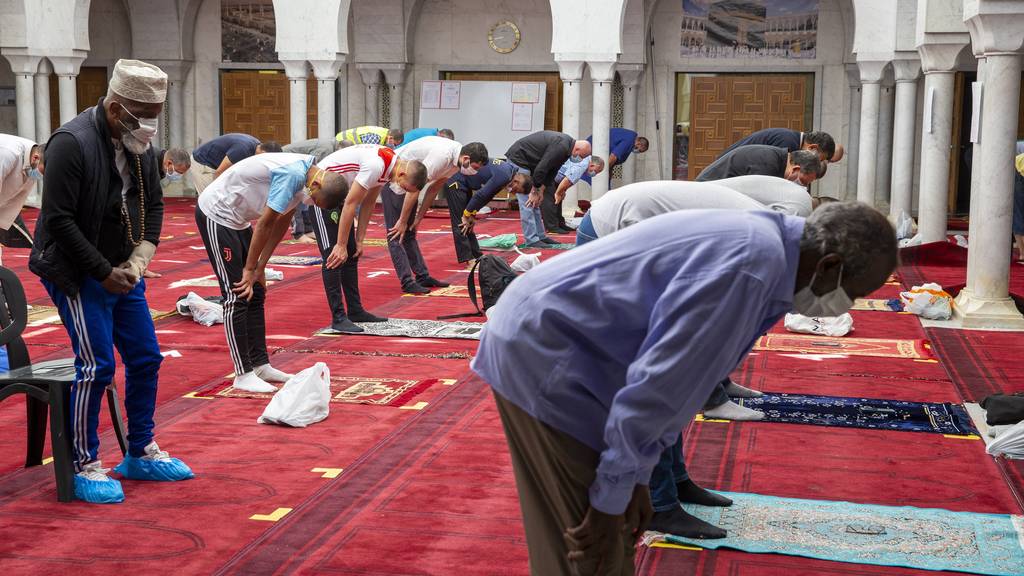 Jeder Dritte berichtet von Diskriminierung: Muslime in einer Moschee in Genf. (Symbolbild)