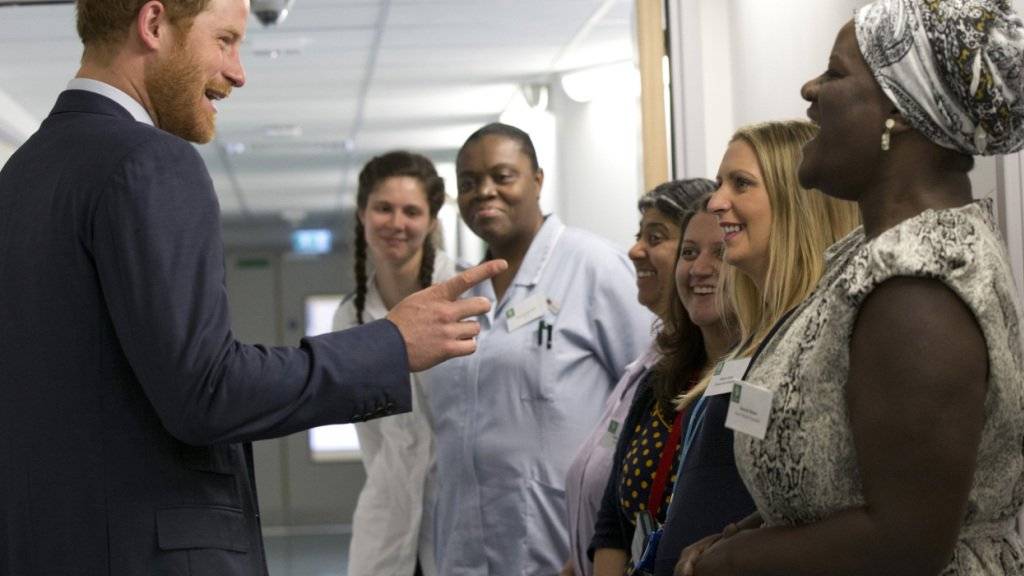 Prinz Harry scherzt mit dem Personal beim Besuch im HIV-Spital in London.