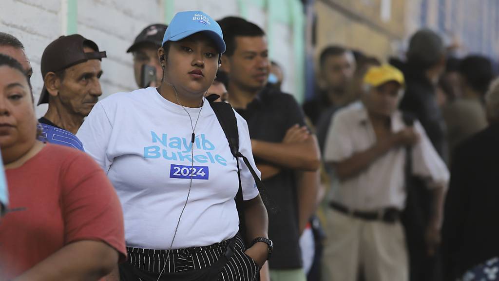 Eine Anhängerin Bukeles stellt sich in einem Wahllokal an. Der Präsident steuert den Umfragen zufolge auf eine sichere Wiederwahl zu. Foto: Salvador Melendez/AP/dpa