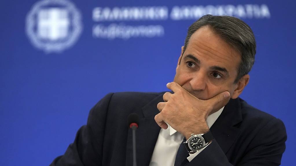 Kyriakos Mitsotakis, Premierminister von Griechenland, hört sich während einer Pressekonferenz eine Frage an. Foto: Thanassis Stavrakis/AP/dpa