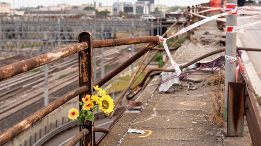 Blumen an der Stelle, an der in Venedig ein Reisebus von der Strasse abkam, ein Geländer durchbrach und in die Tiefe stürzte. (Archivbild)