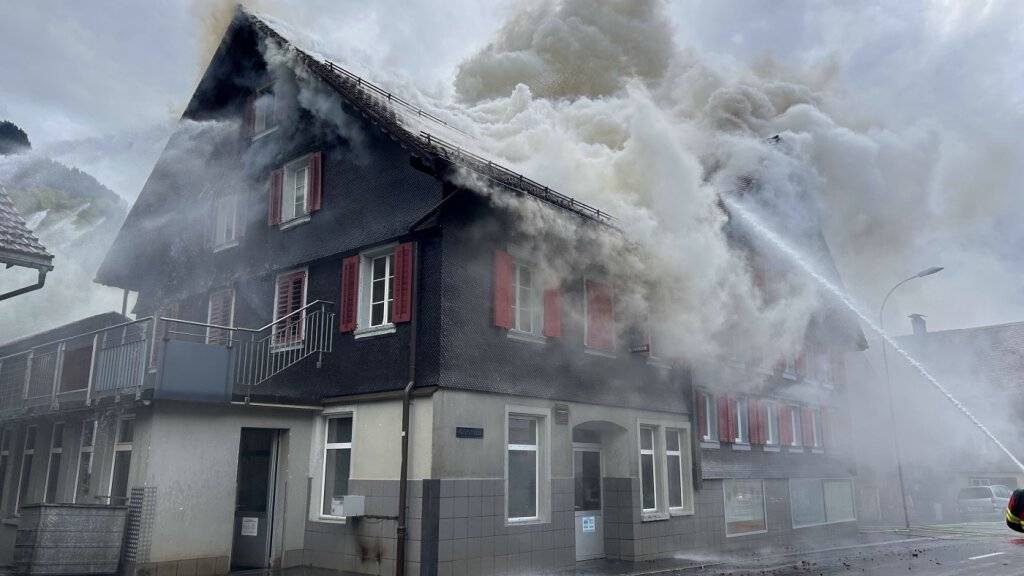 Wegen eines Blitzeinschlags brannte dieses Haus in Muotathal.
