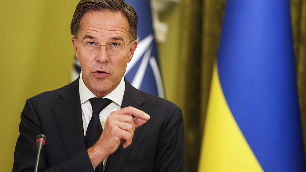 ARCHIV - Nato-Generalsekretär Mark Rutte reagiert zurückhaltend auf den ukrainischen Wunsch nach einer schnellen Einladung zum Nato-Beitritt. Foto: Evgeniy Maloletka/AP/dpa