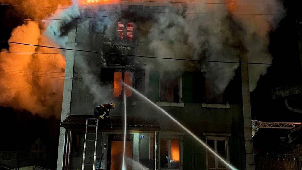Feuerwehrleute aus dem Berner Jura und aus Biel bekämpften den Brand in Cormoret.