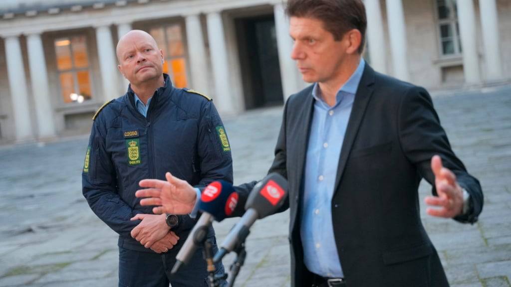 Kopenhagens Polizeiinspektor Jens Jespersen (l) und der Betriebsleiter von Naviair, Kristoffer Plenge-Brandt, halten eine gemeinsame Pressekonferenz in der Polizeizentrale in Kopenhagen. Foto: Emil Helms/Ritzau Scanpix Foto/AP/dpa