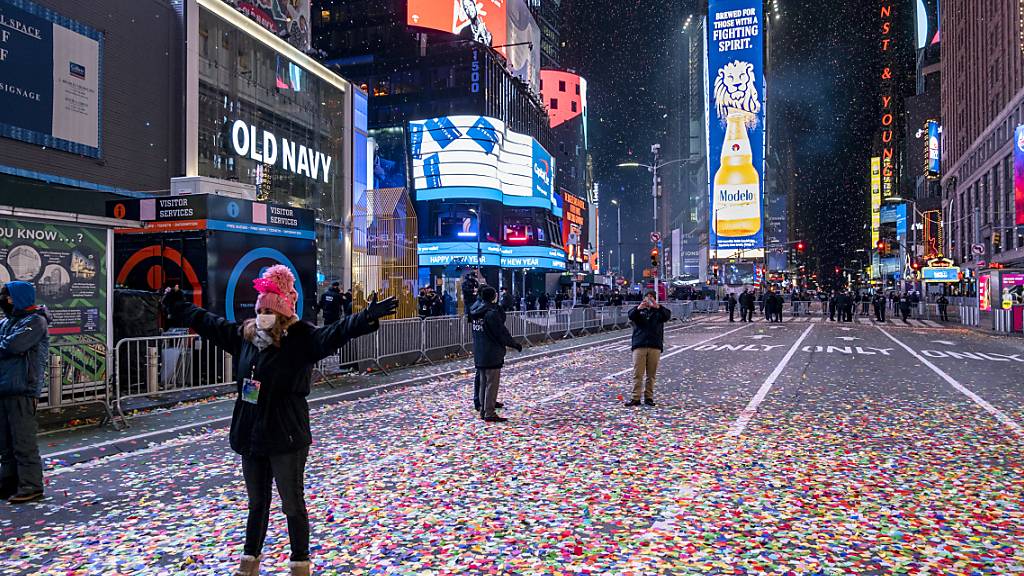 Jaclyn Bernstein, die zu den nur wenige Dutzend geladenen Gästen zählt, steht in den ersten Minuten des neuen Jahres im Konfettiregen auf dem Times Square. Foto: Craig Ruttle/FR61802 AP/dpa