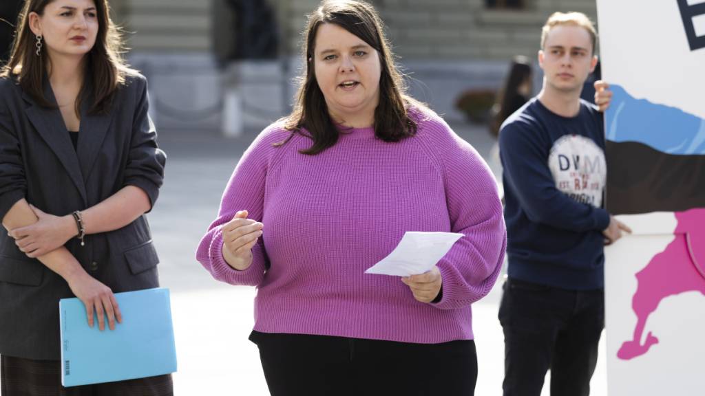 Lea Blattner (in der Mitte) bei einem politischen Auftritt im Oktober 2025 in Bern. (Archiv)