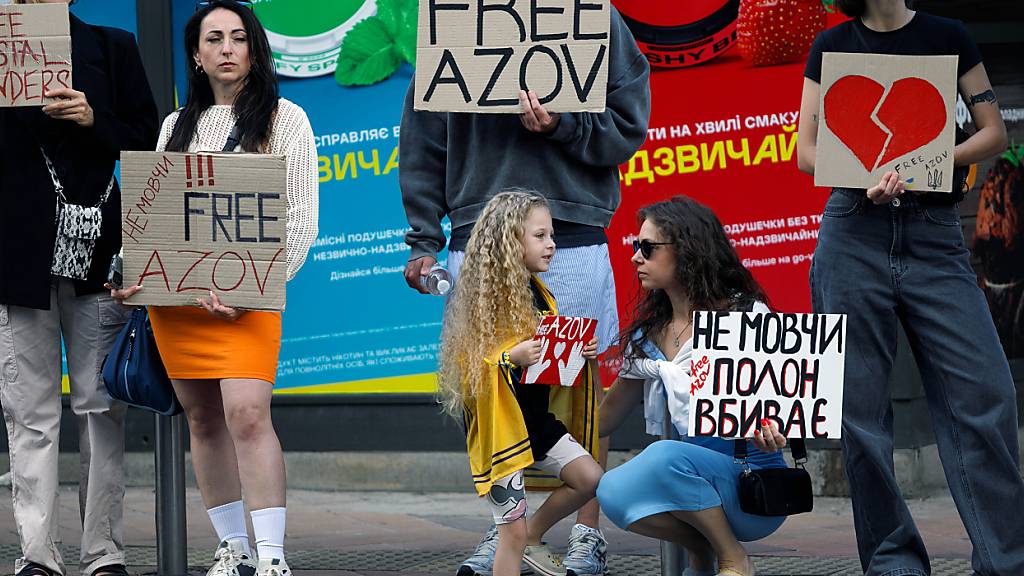ARCHIV - Aktivisten zeigen ihre Unterstützung gegenüber den ukrainischen Kriegsgefangenen. Foto: -/ukrin/dpa