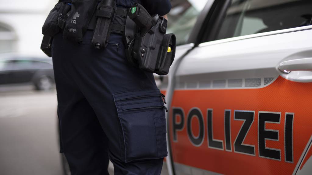 Diebe laden in Ebnat-Kappel SG einen Tresor in geklauten Sportwagen