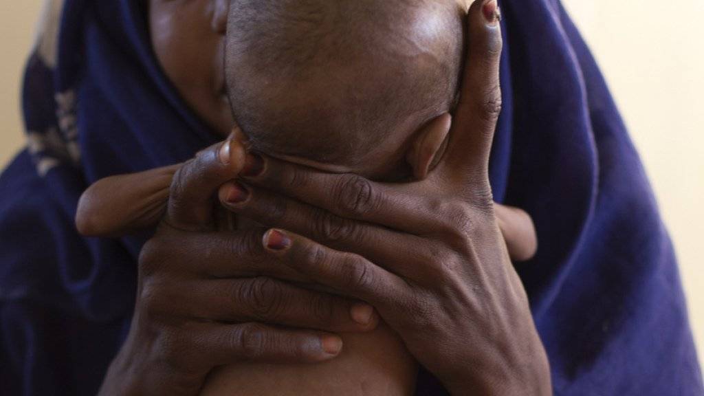 Eine Mutter mit ihrem unterernährten Kind in einer Klinik im Tschad. Insbesondere Kinder sind von der Hungersnot in mehreren Ländern der Sahel-Zone betroffen. (Archiv)