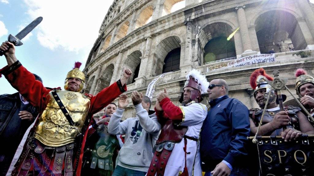 Dürfen in der Innenstadt Roms bleiben: Die Gladiatoren, welche für Erinnerungsfotos von Touristen posieren. (Archiv)