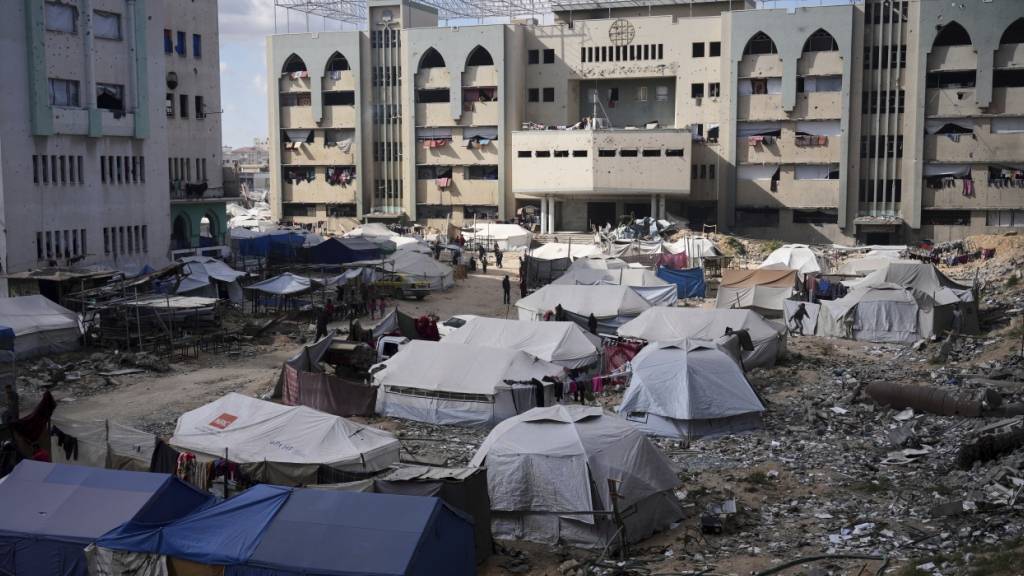 ARCHIV - Zelte für vertriebene Palästinenser werden auf dem Gelände der Islamischen Universität von Gaza inmitten des anhaltenden Konflikts im Gazastreifen aufgestellt. Foto: Jehad Alshrafi/AP/dpa