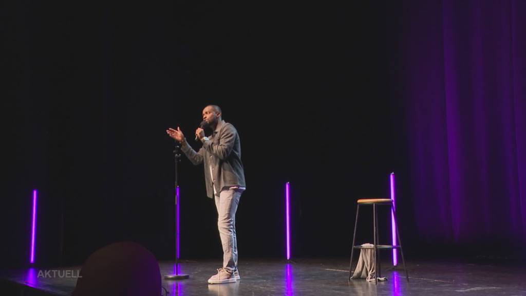 Charles Nguela: Der Stand-up-Comedian begeistert in Baden das Publikum
