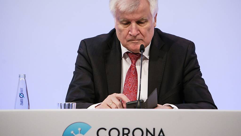 Die deutsche Corona-Warn-App hat wochenlang nicht richtig funktioniert. Der deutsche Innenminister Horst Seehofer wirft einen Blick auf die App. Nun sollen die Probleme behoben sein. (Archivbild)