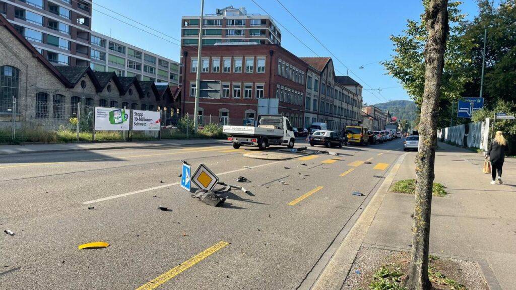Bei einem Unfall auf der Zürcherstrasse verletzte ein Autofahrer eine Trottinettfahrerin. Es war nur einer von drei Unfällen am Mittwoch in Winterthur.