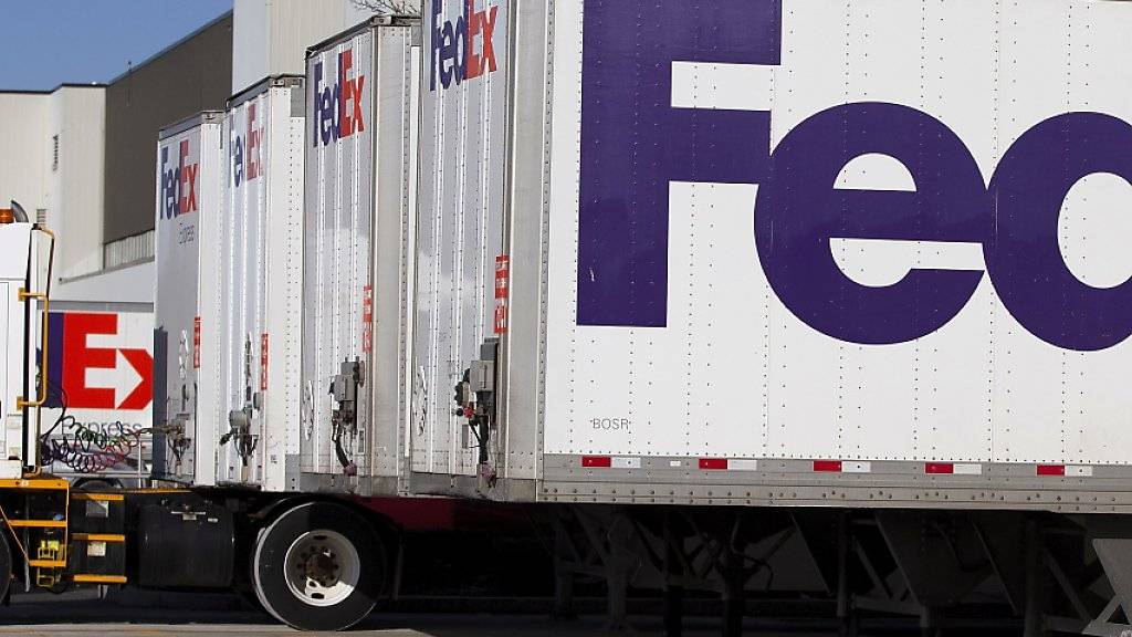 Der Paketzulieferer FedEx stellt sich auf einen abflauenden Welthandel ein: Er senkte seine Gewinnprognose erneut. (Archivbild)