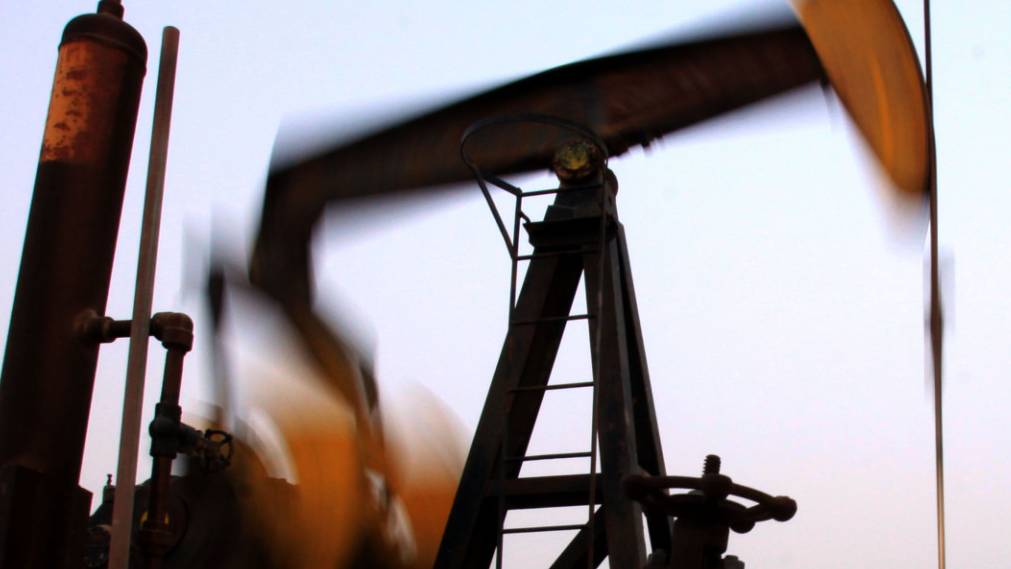 Die Drosselung der Ölförderung durch Saudi-Arabien und sinkende Lagerbestände lassen die Preise des «schwarzen Golds» wieder steigen. (Archivbild)